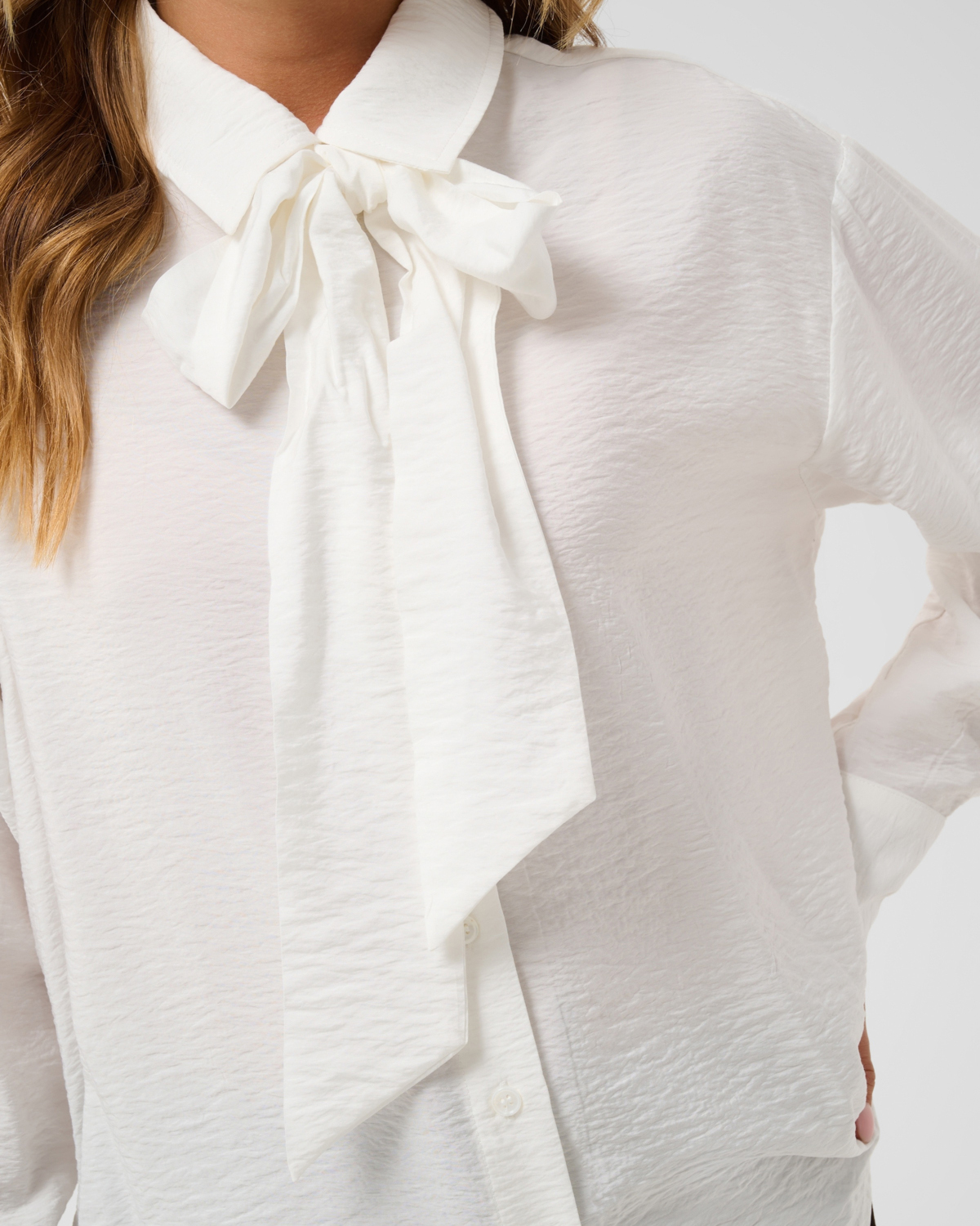 KAgilda Shirt Chalk Vit skjortblus med avtagbart knyt