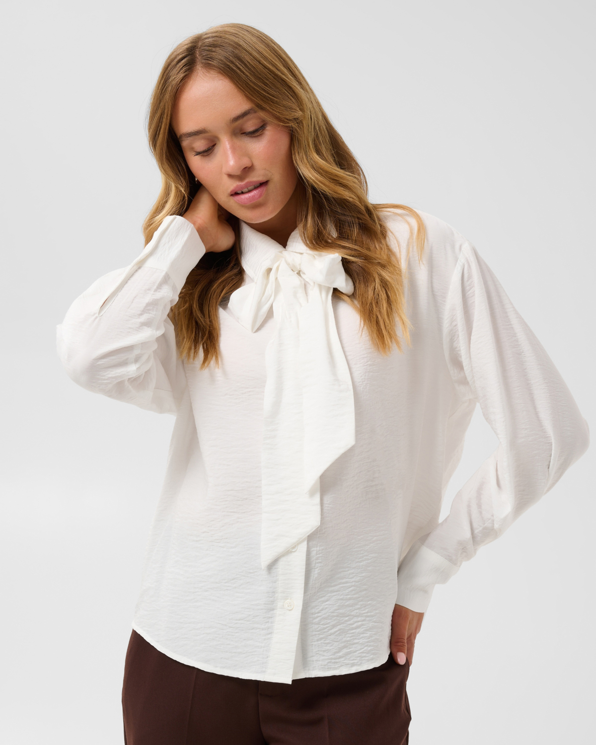 KAgilda Shirt Chalk Vit skjortblus med avtagbart knyt