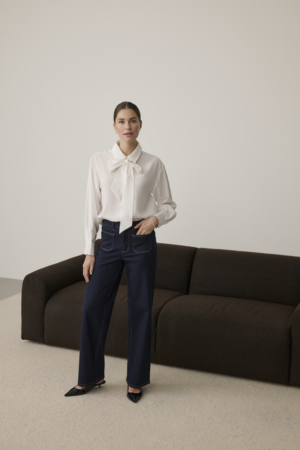 KAgilda Shirt Chalk Vit skjortblus med avtagbart knyt - 3