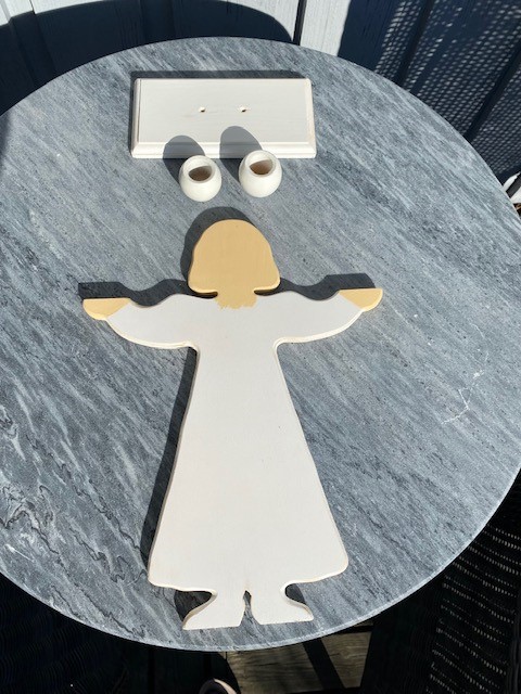 Omålad ljusdocka. Flicka med kort hår