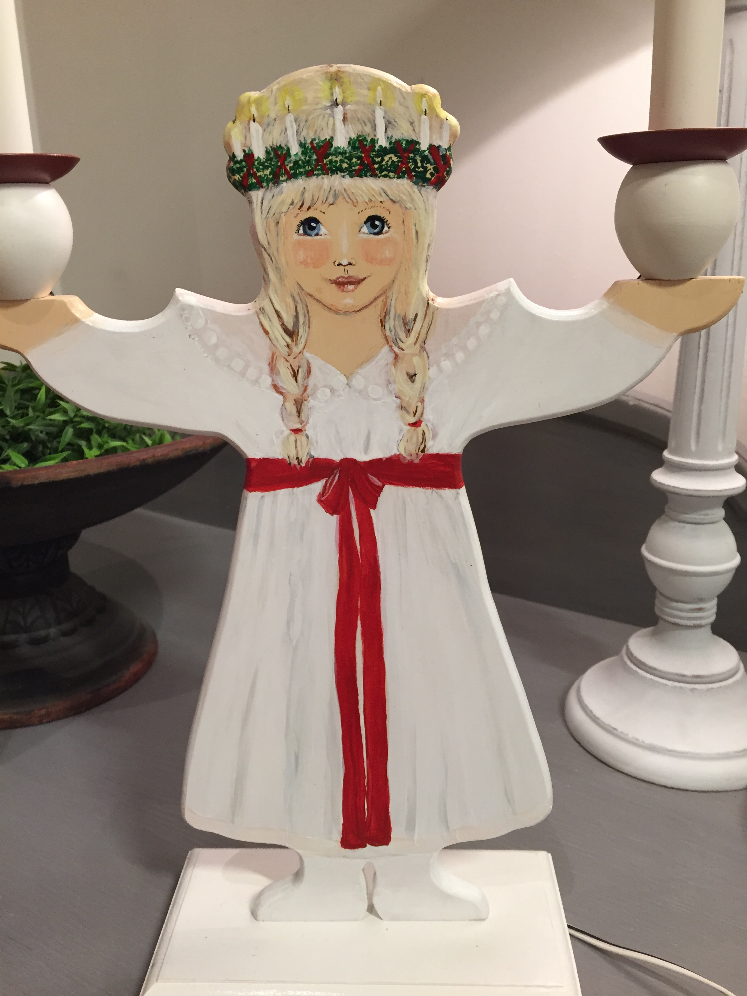 Omålad ljusdocka. lucia
