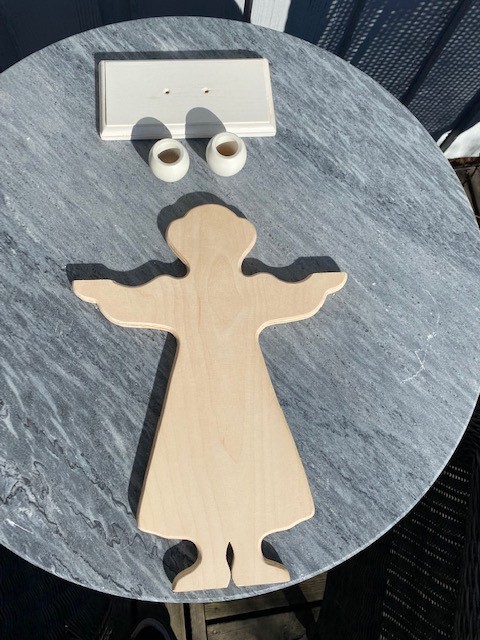 Omålad ljusdocka. Flicka med hatt