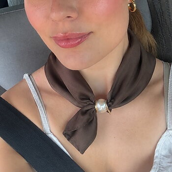 Satinscarf med pärlmagnet brun