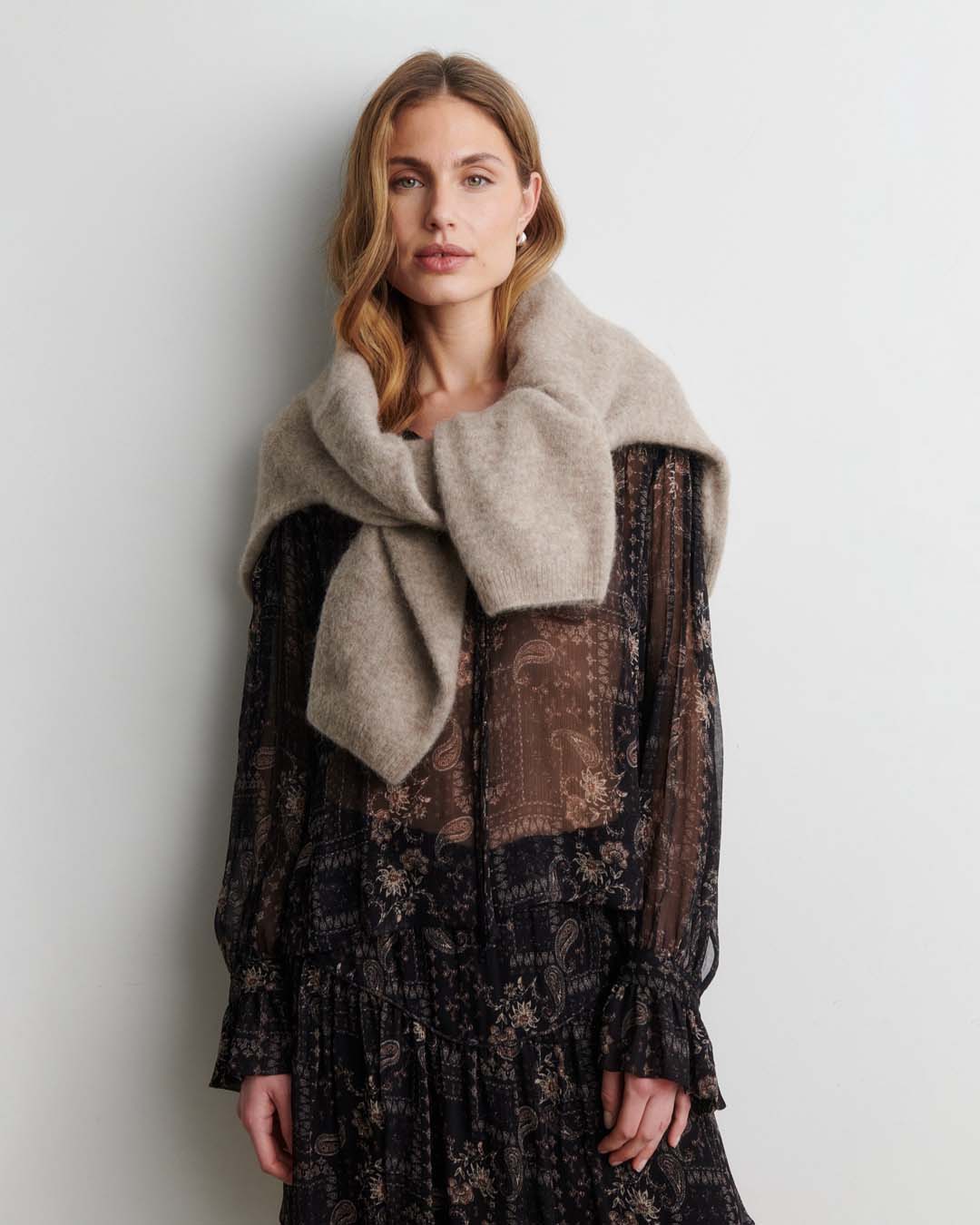 Blus Paislia volang svart/beige mönstrad