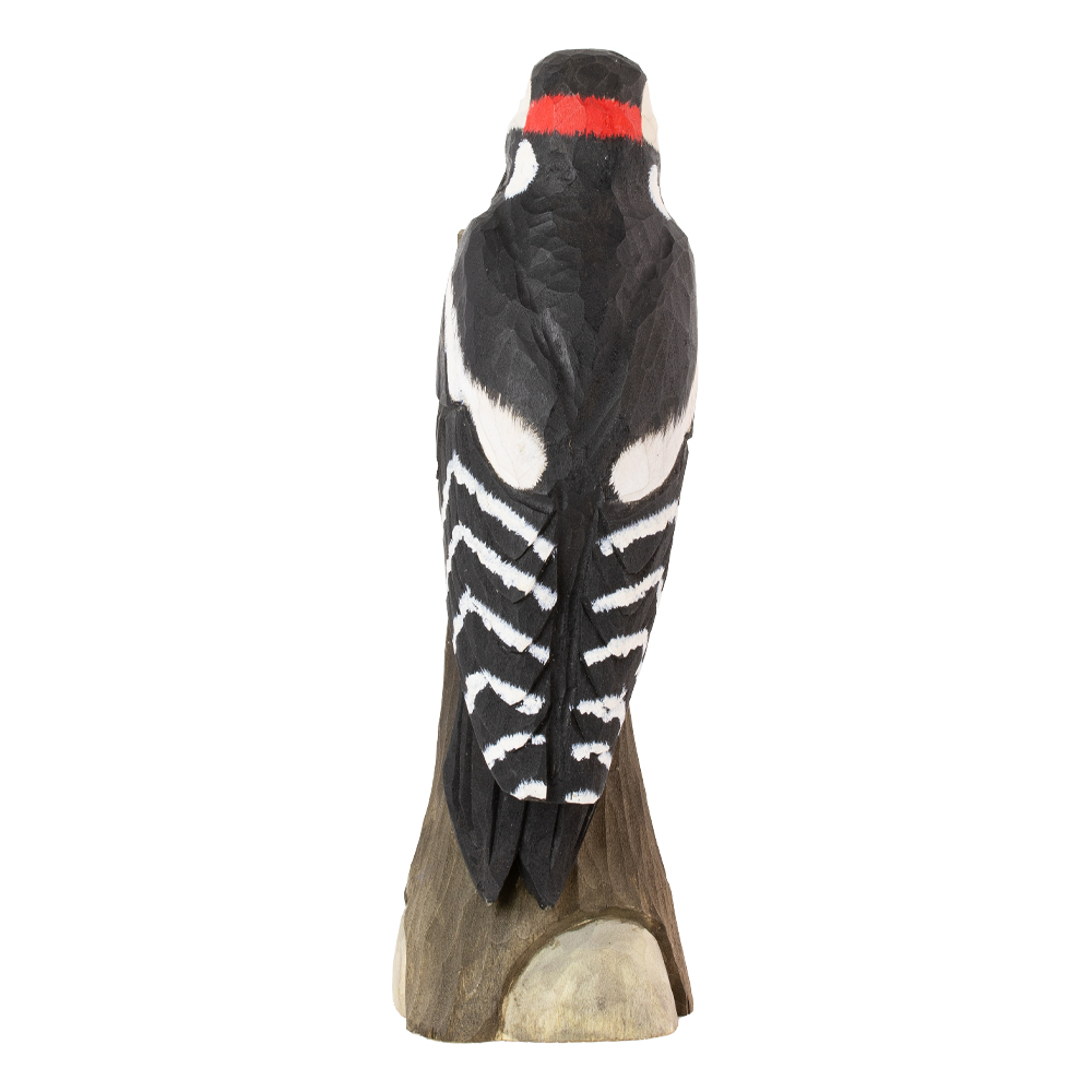 DecoBird Pic Épeiche vu de dos, avec un plumage noir et blanc et une tache rouge sur la nuque, sur un tronc d’arbre.