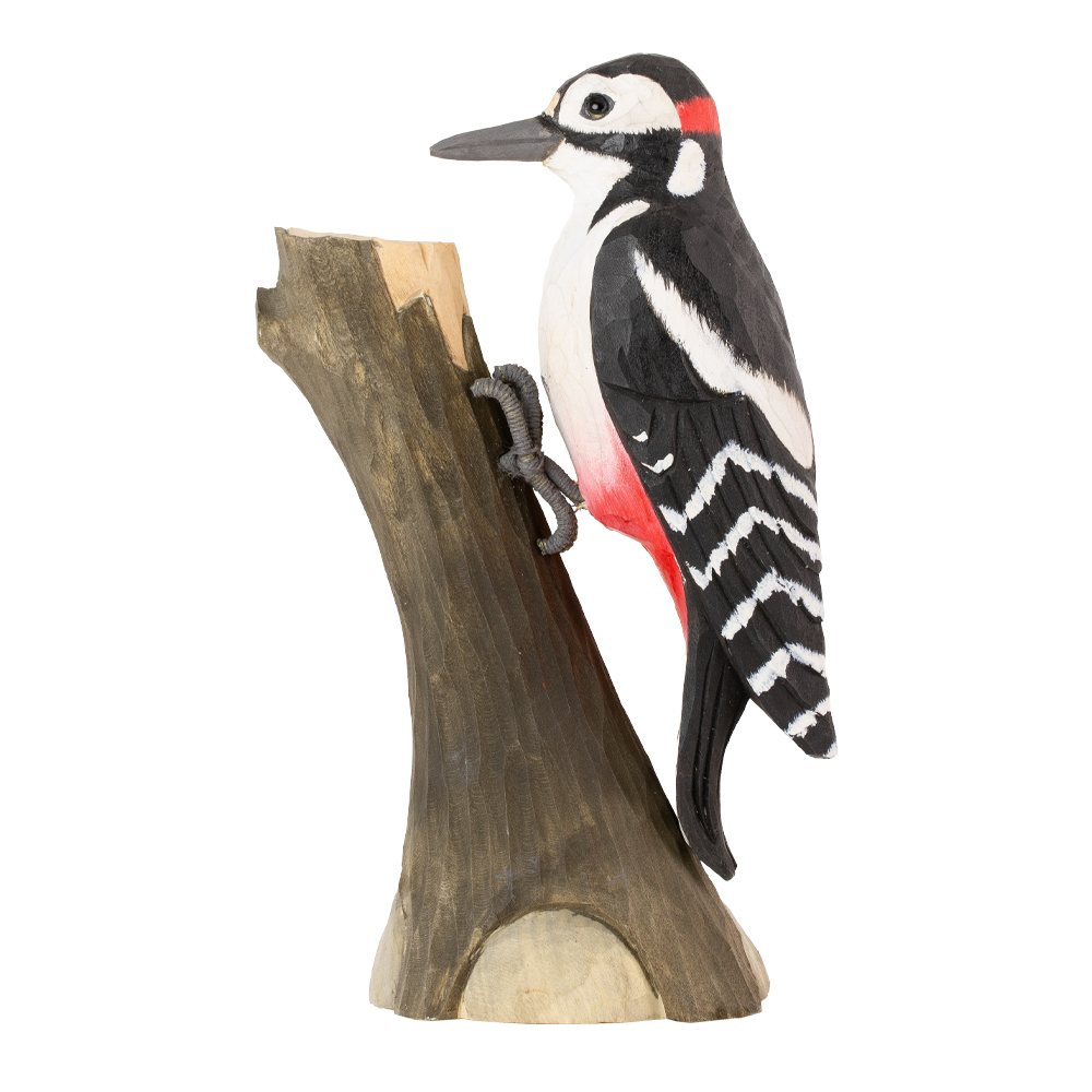 DecoBird Pic Épeiche vu de côté, avec un plumage noir et blanc et des détails rouges, sur un tronc d’arbre.