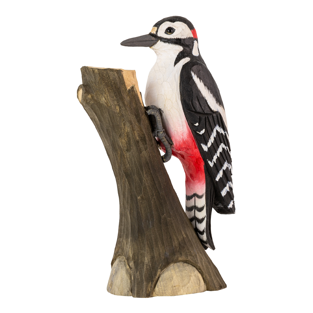 DecoBird Pic Épeiche en bois sur un tronc d’arbre, vu de trois quarts sur fond blanc.