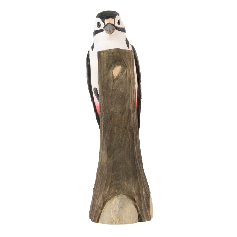 DecoBird Pic Épeiche vu de face, perché sur un tronc d’arbre décoratif sur fond blanc.