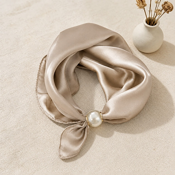 Satinscarf med pärlmagnet beige