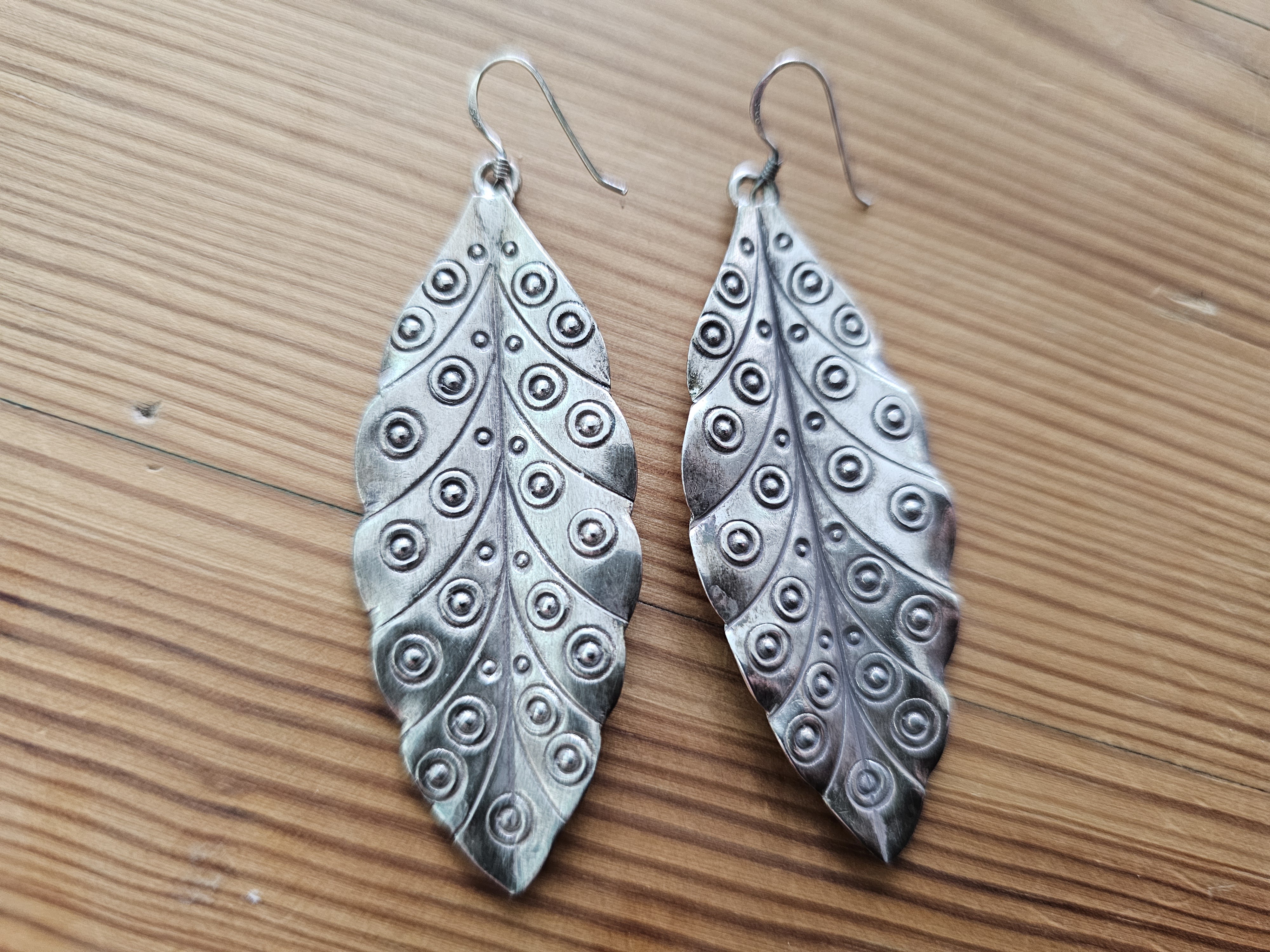 Blad med mönster, örhängen ( Hilltribe silver )