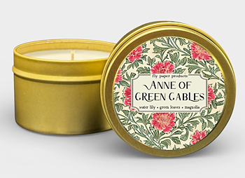 Fly Paper Products : Anne of Greengables Candle - Doftljus i plåtburk (vattenlilja, gröna blad, magnolia)