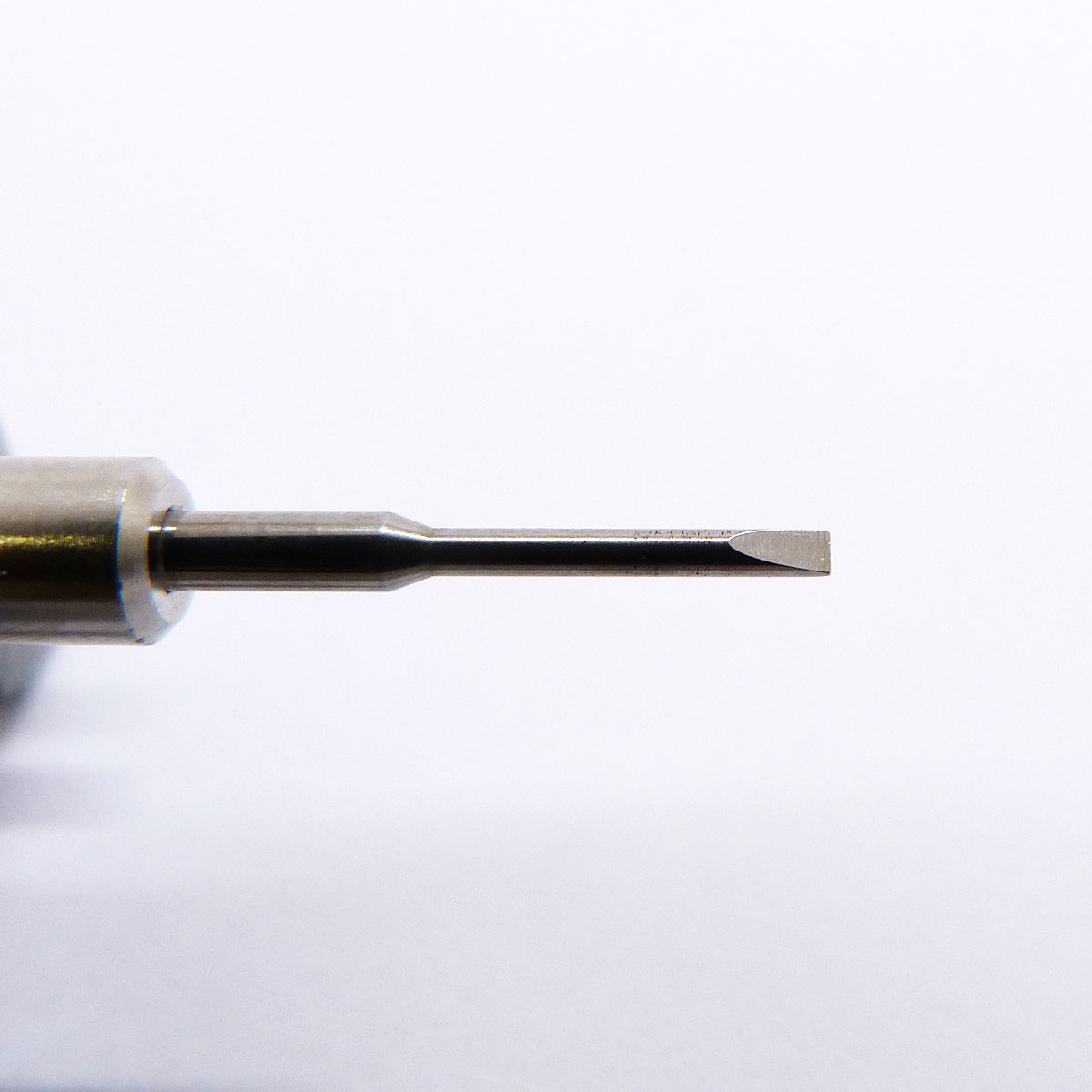 Kwong Yuen skruvmejsel 1,2 mm (Röd)