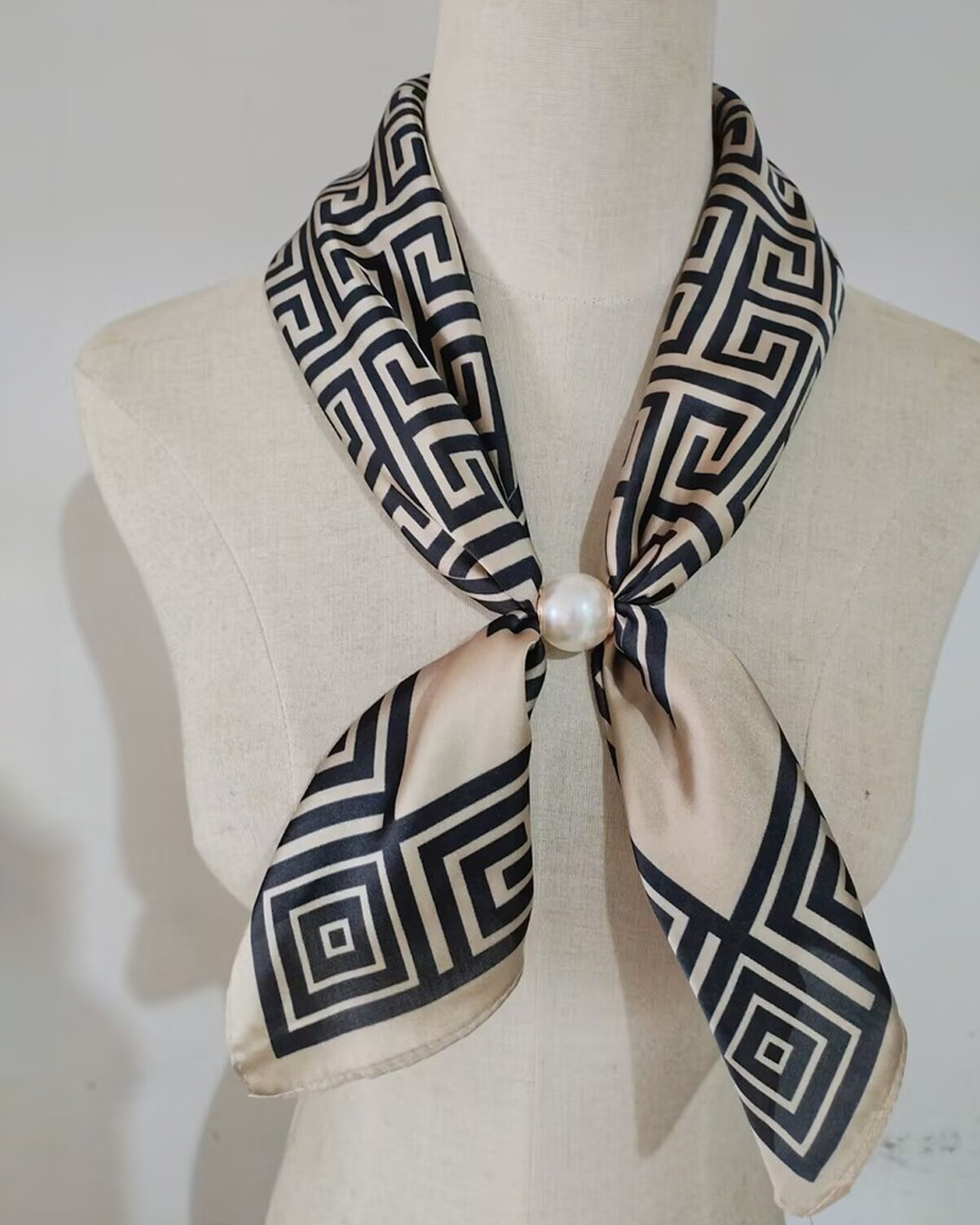Scarf Aliki med magnet grafiskt mönstrad beige/svart