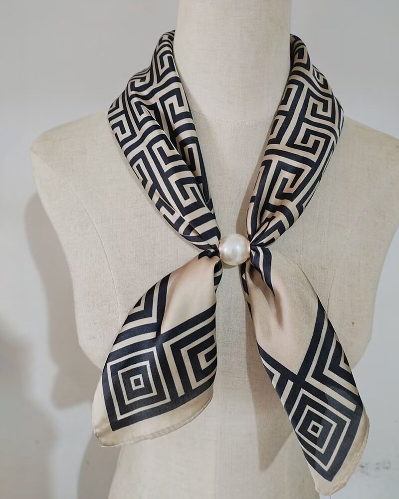 Scarf Aliki med magnet grafiskt mönstrad beige/svart