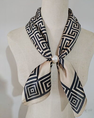 Scarf Aliki med magnet grafiskt mönstrad beige/svart