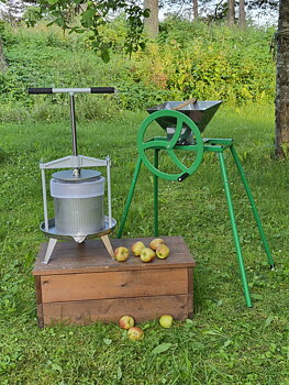  frugtpresse Hobby 14l rustfrit  med filter og manuel frugtkværn Hobby 9l med støtteben