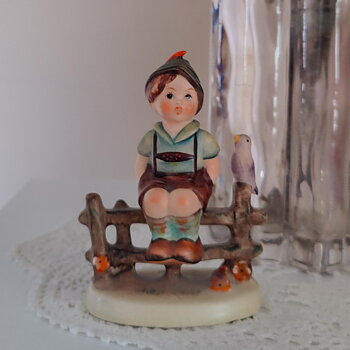  Figurin MJ Hummel  från Goebel 