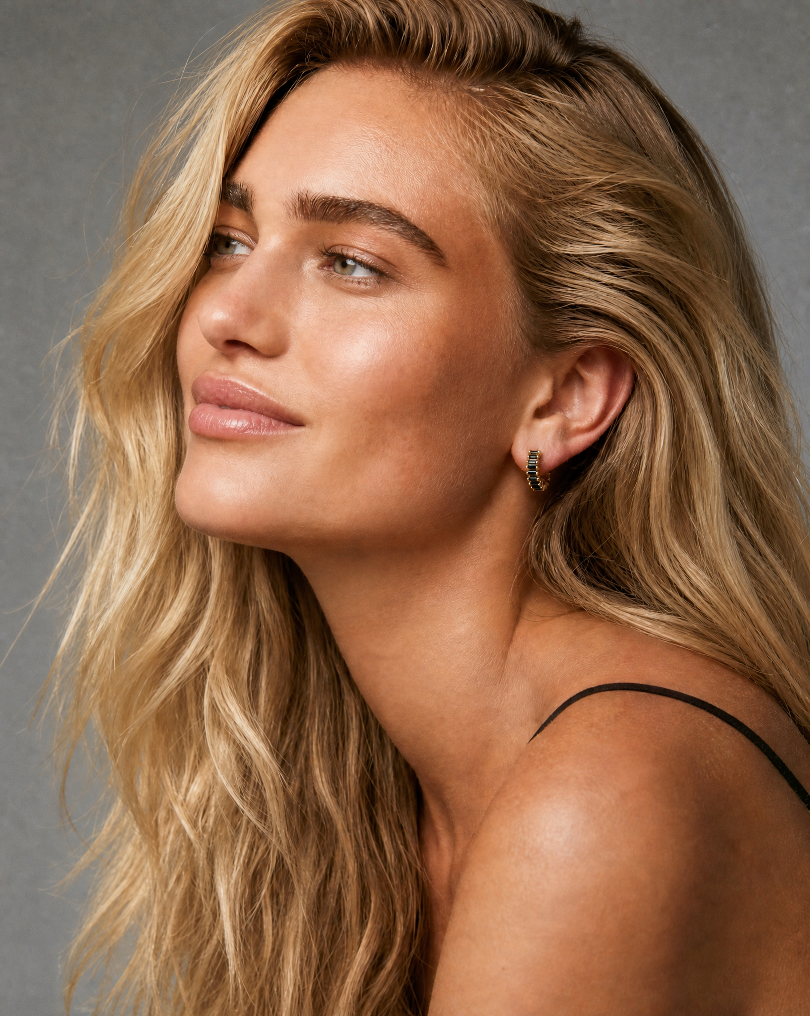 SANDRA EARRING BLACK GOLD