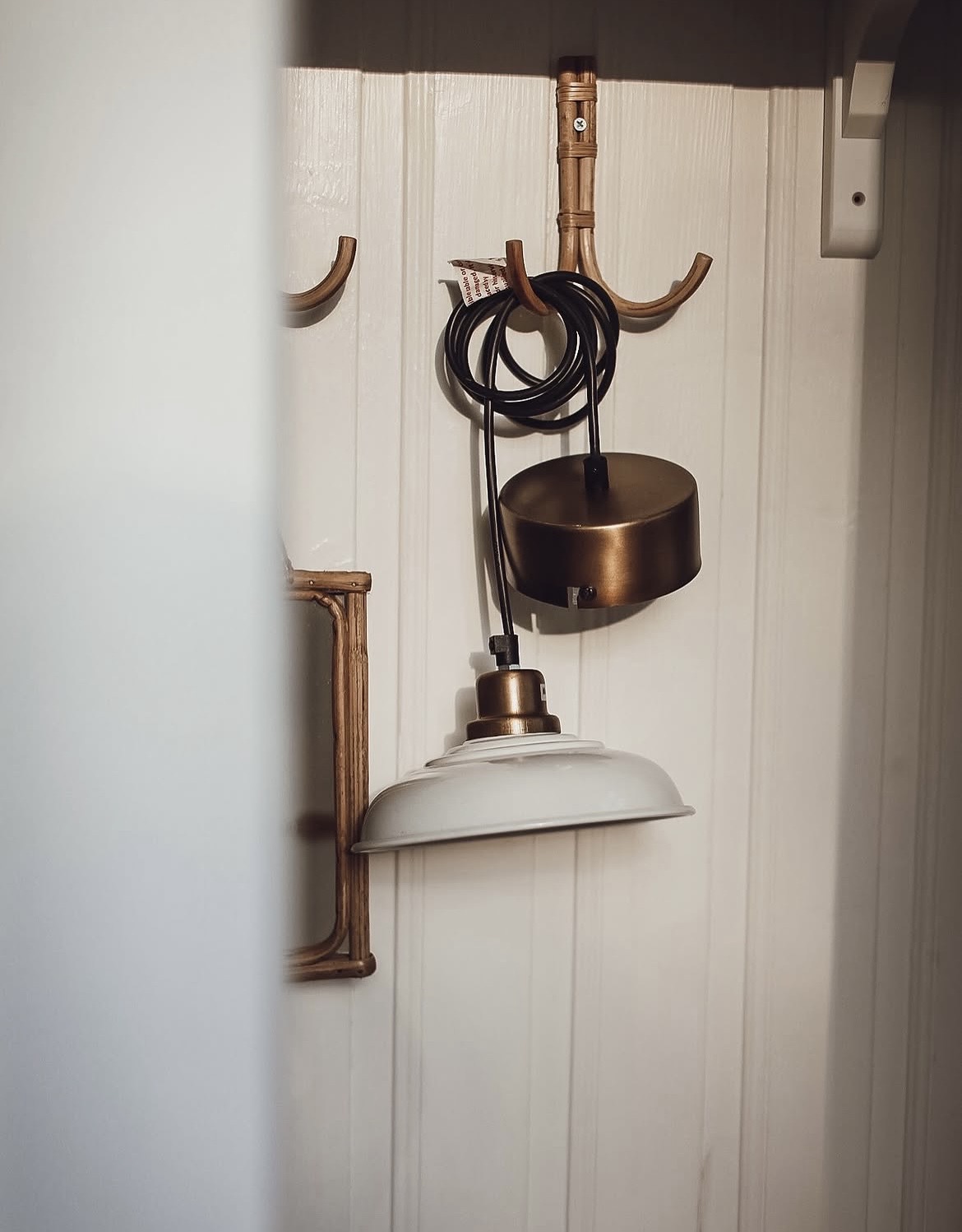 Taklampa med Mässingsdetaljer Shell