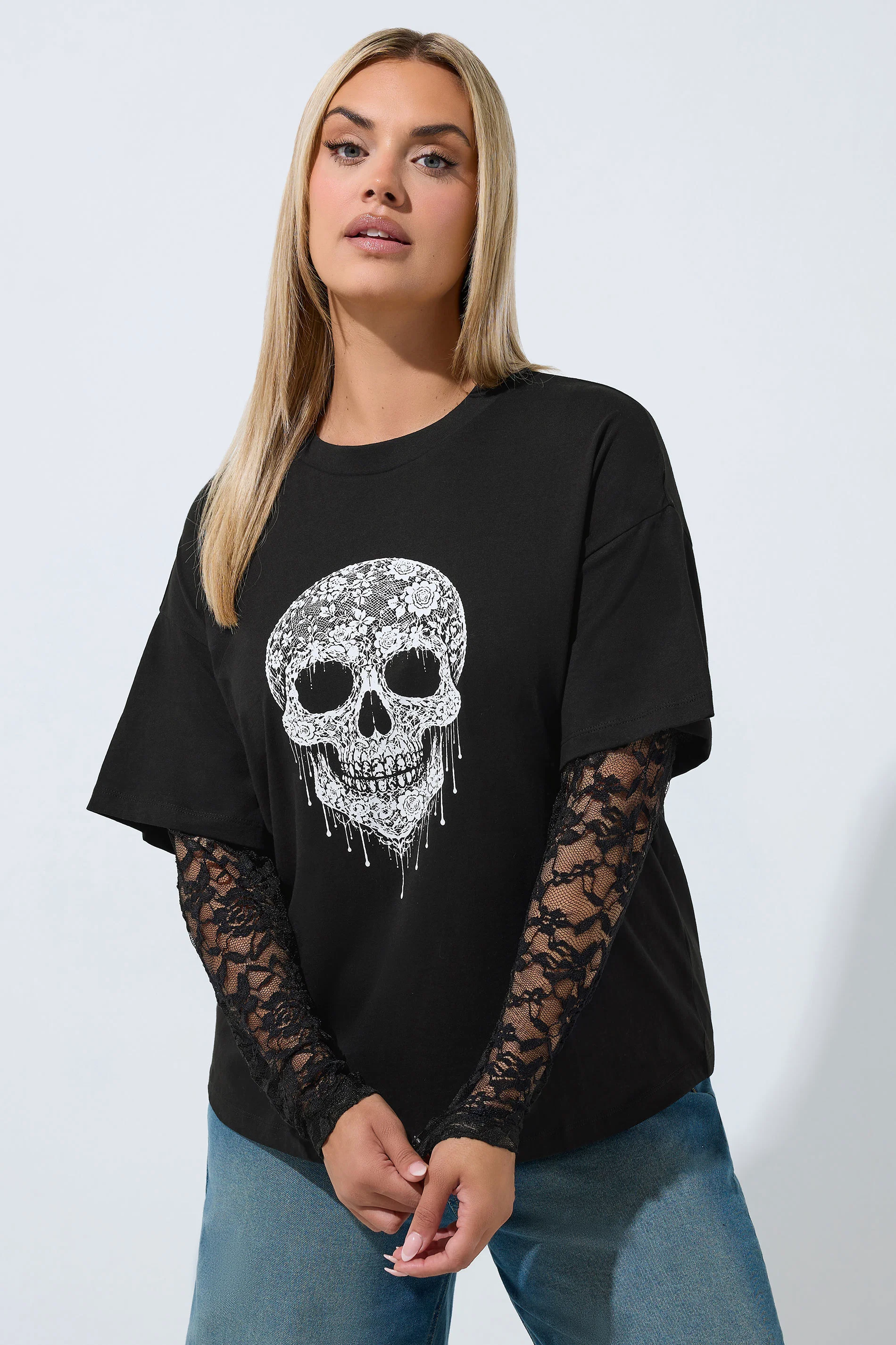 T-shirt med döskalle och spetsärmar, svart