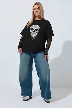 T-shirt med döskalle och spetsärmar, svart