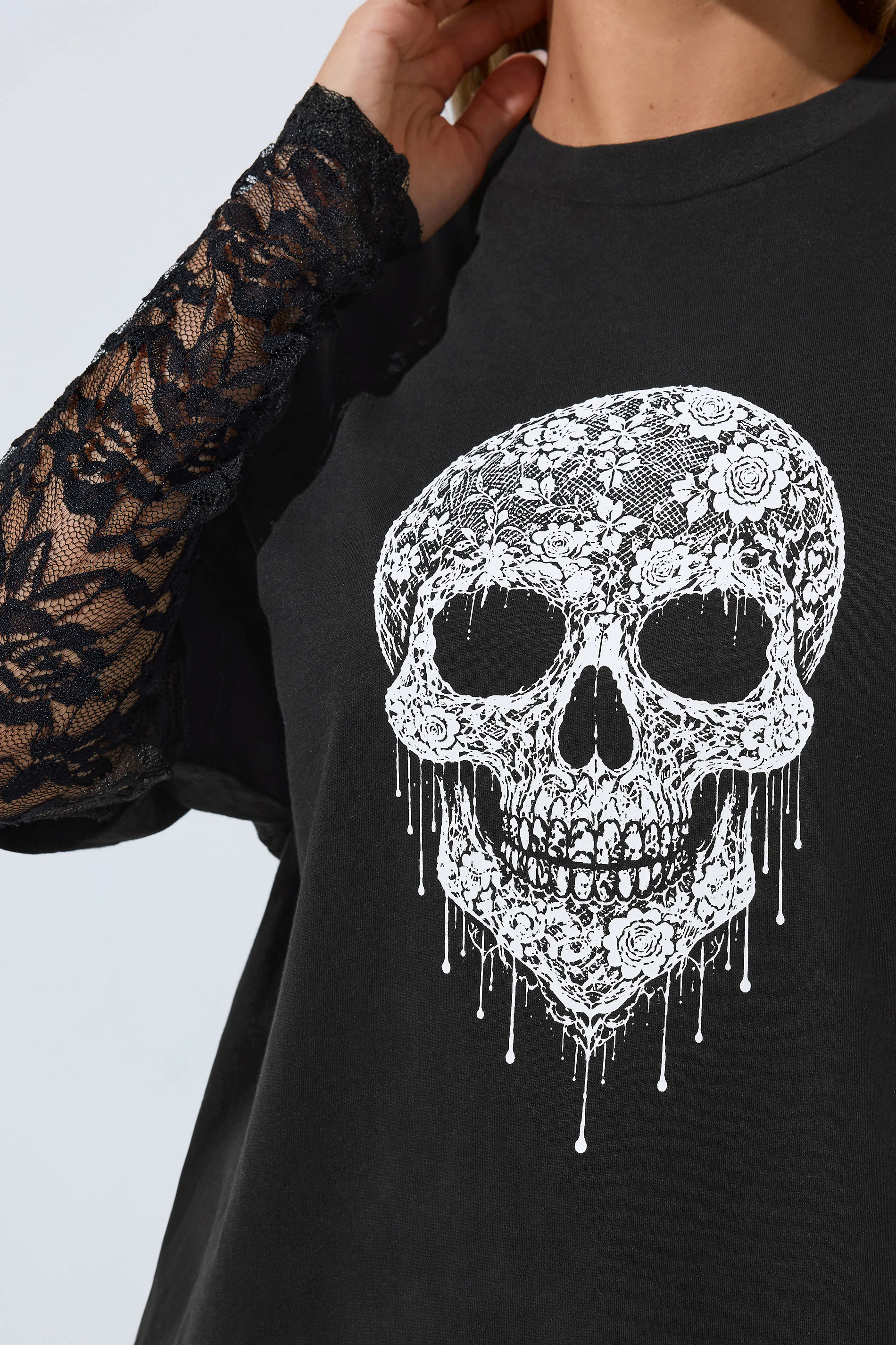 T-shirt med döskalle och spetsärmar, svart - 4