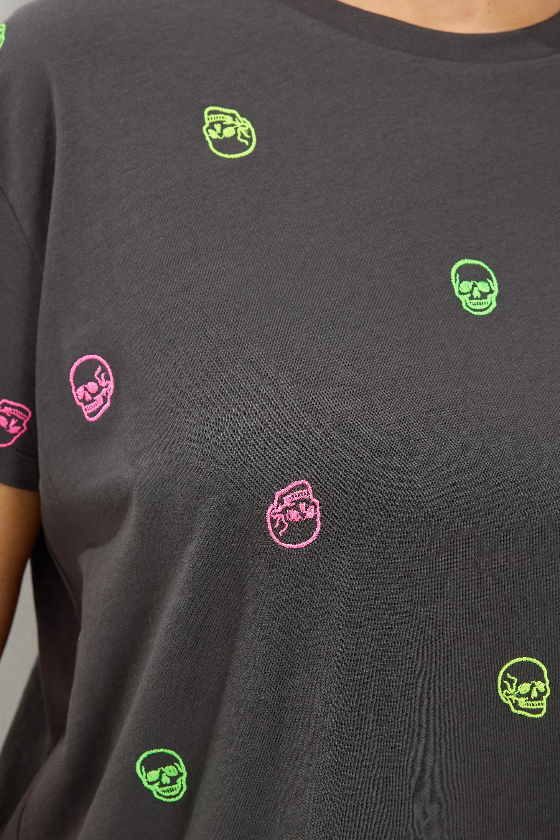 T-shirt med broderade döskallar, grå - 4