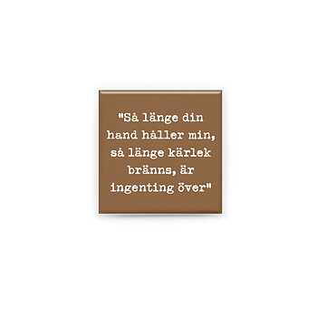 Stilren kylskåpsmagnet i storlek 5x5 cm med citatet "Så länge din hand håller min, så länge kärlek bränns är ingenting över" ur låten "Jag vet att det är över".