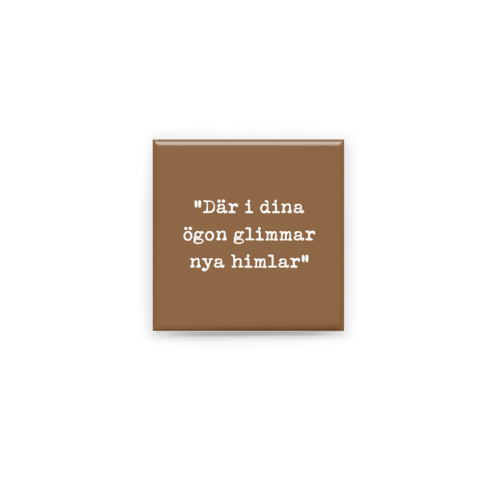 Stilren kylskåpsmagnet i storlek 5x5 cm med citatet "Det är vad det är, man bär det man bär" ur låten "Det är vad det är".
