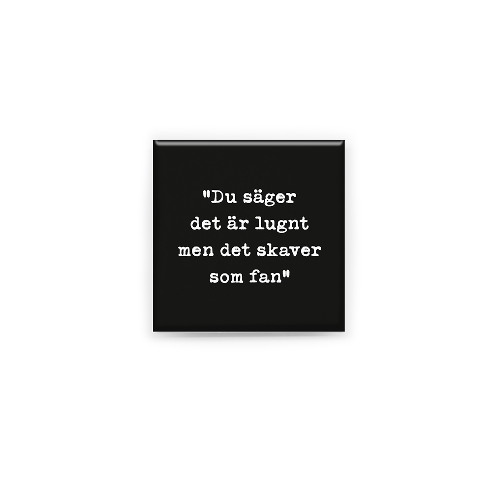 Stilren kylskåpsmagnet i storlek 5x5 cm med citatet "Du säger det är lugnt men det skaver som fan" ur låten "Ett förlorande koncept".