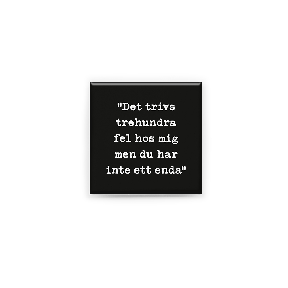 Stilren kylskåpsmagnet i storlek 5x5 cm med citatet "Det trivs trehundra fel hos mig men du har inte ett enda" ur låten "Glömmer det vi glömt".