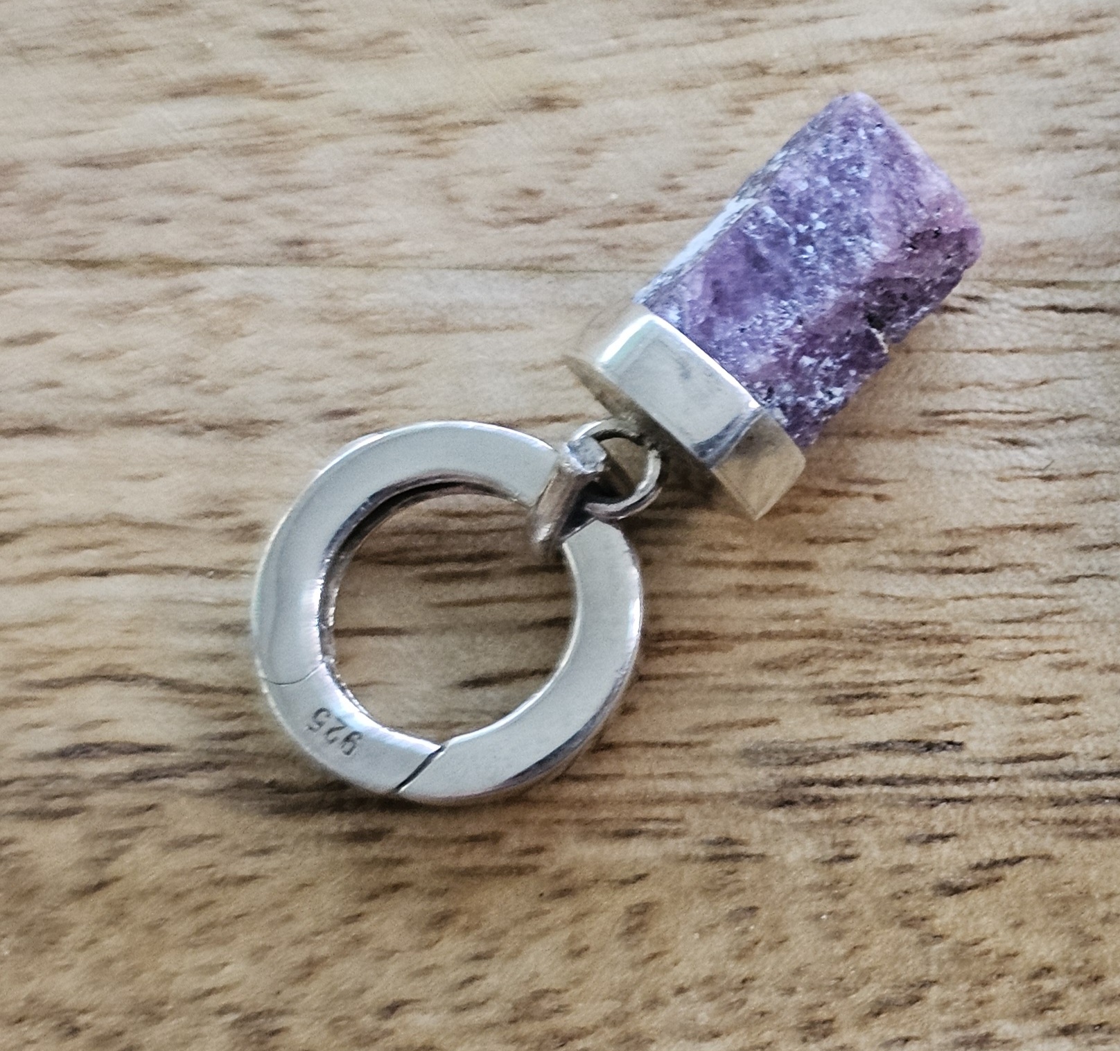 Rubinkristall hänge på öppen låsring, JOD