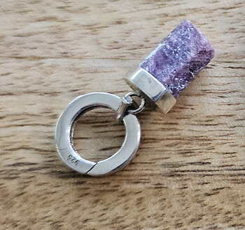 Rubinkristall hänge på öppen låsring, JOD