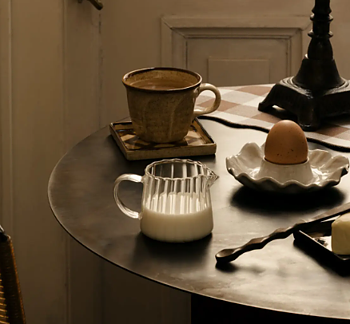 Mjölkkanna i glas