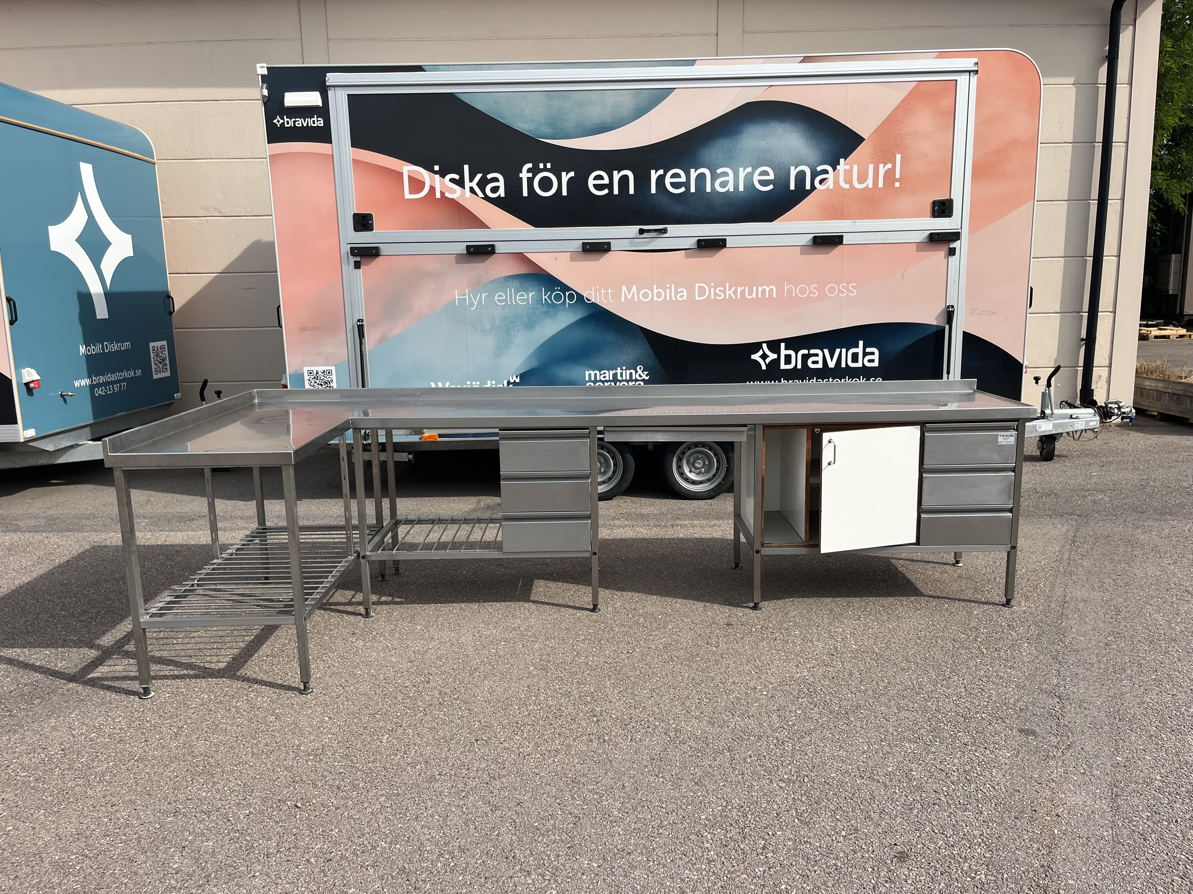 Rostfri bänk i vinkel