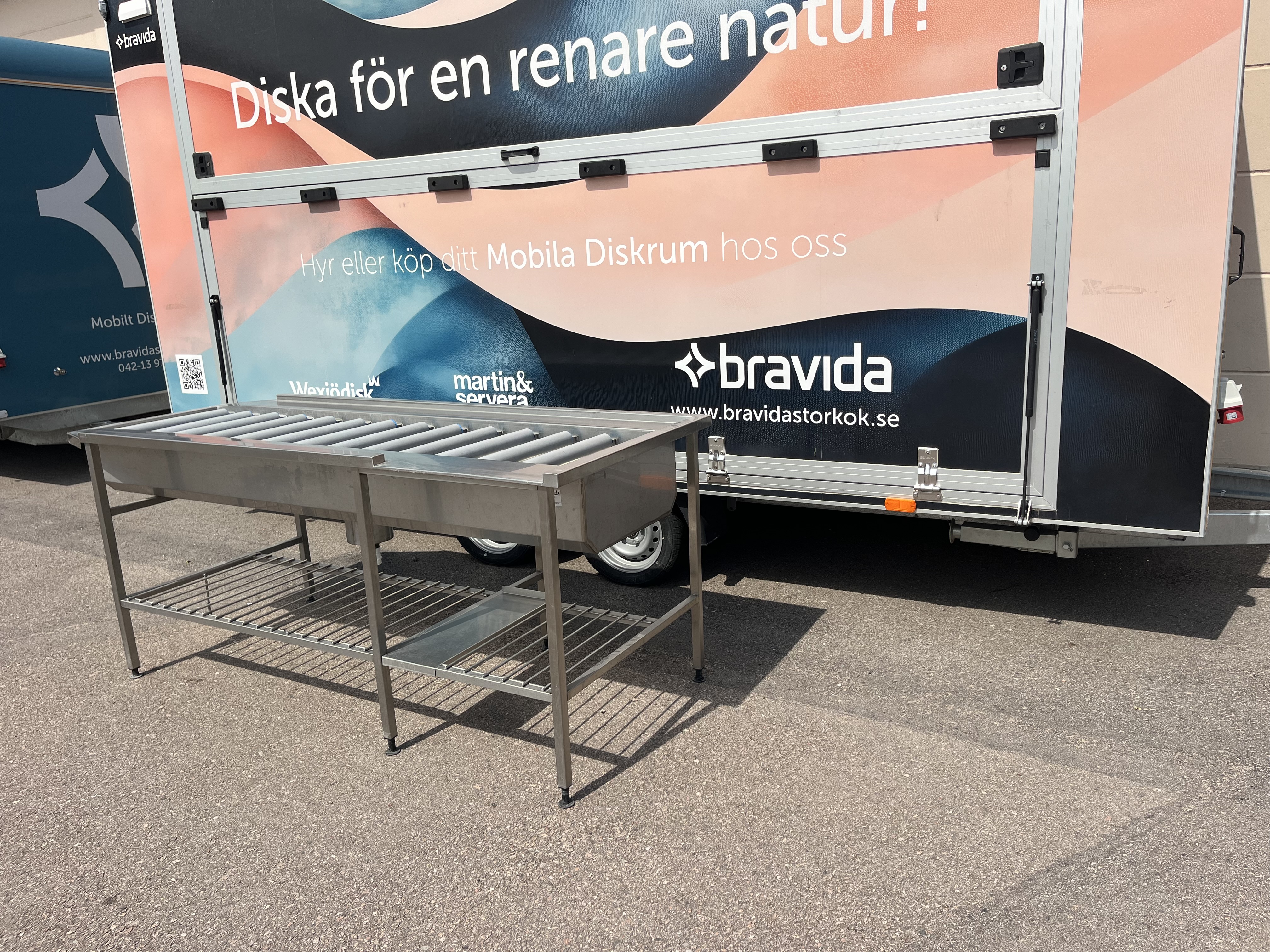Rostfri inmatningsbänk med helbassäng och långa rullar - 3