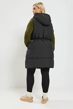 Väst i fodrad modell med luva, svart