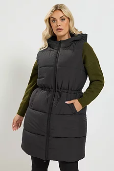 Väst i fodrad modell med luva, svart