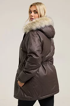 Jacka med dragsko i midjan och luva i fuskpäls, brun