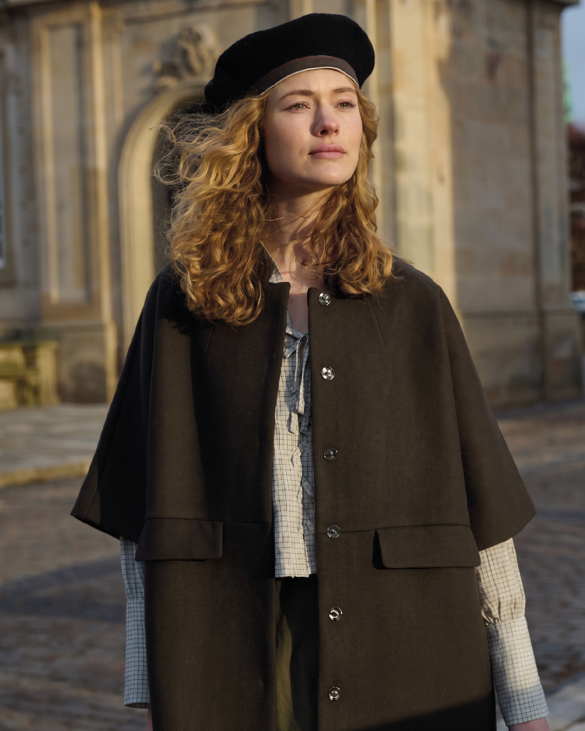 Jacka - ANETTE Wool Cape - La Rouge