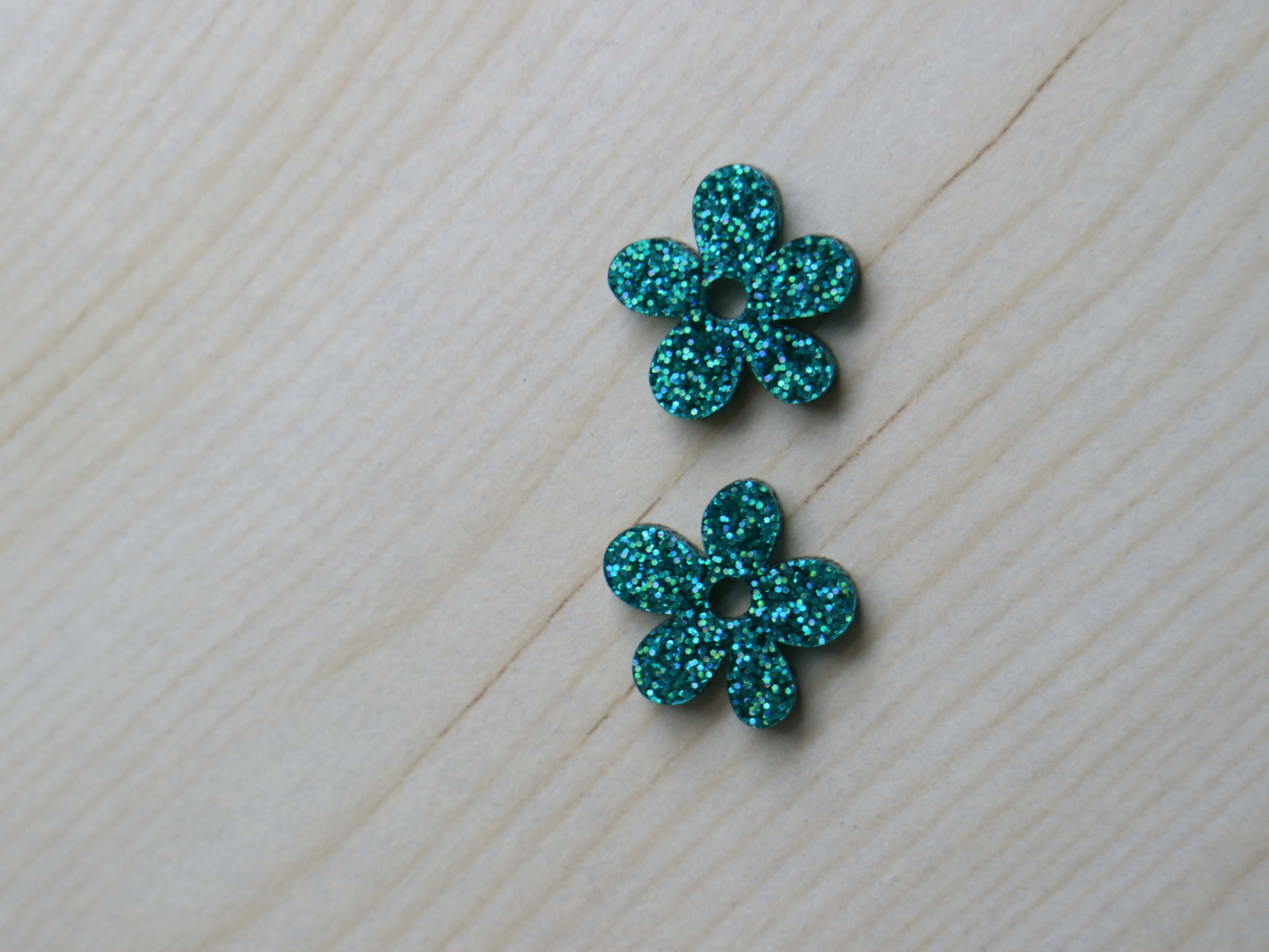 Funky blomma turkosholo glitter hängen