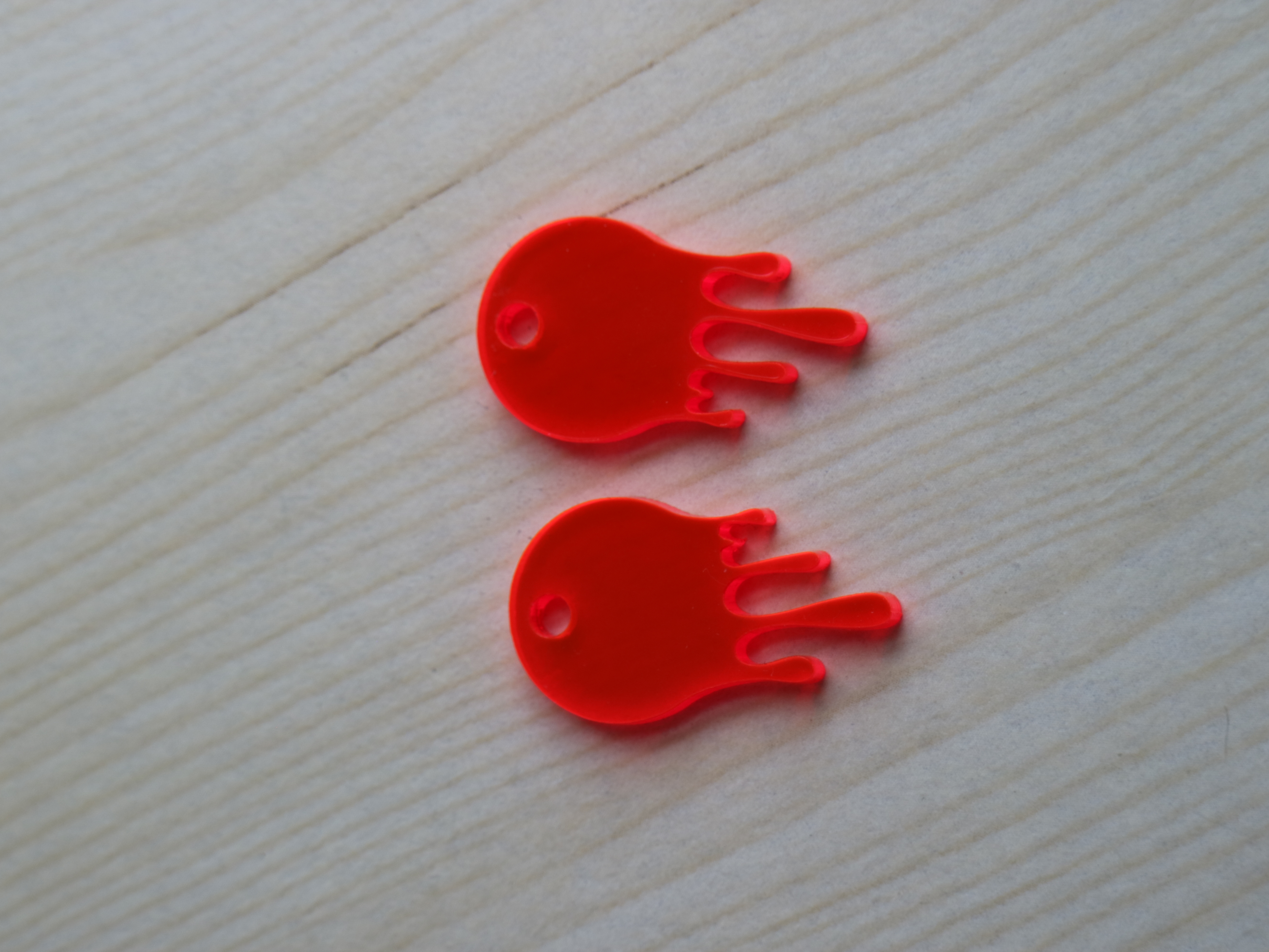 Melted neonröd hängen