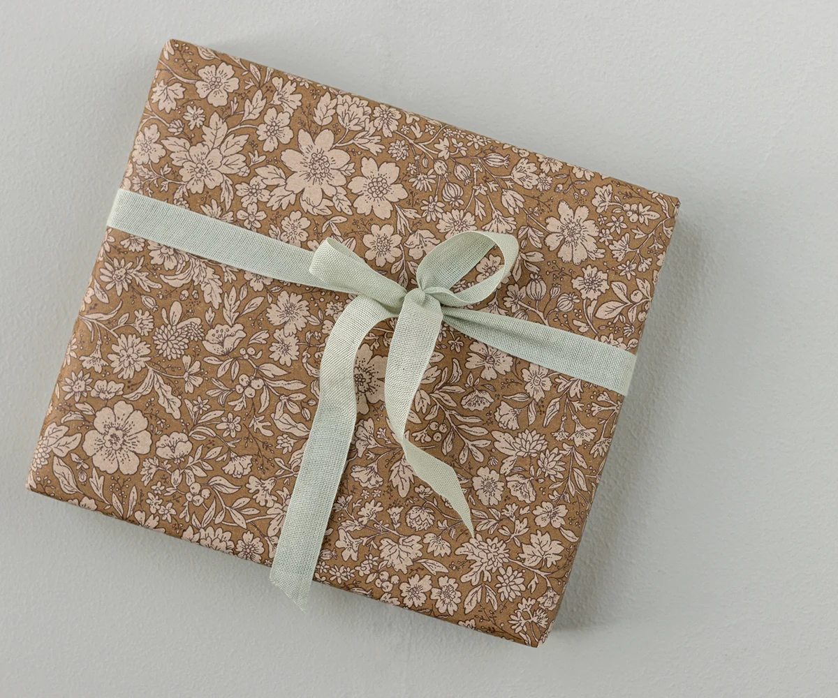 Maileg - Giftwrap, Blossom ocher - 10 m - 2