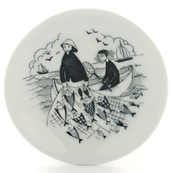 Raija Uosikkinen (Harraste 1950s) Miniature Wall Plate with Fishing by the Sea Motif 9 cm