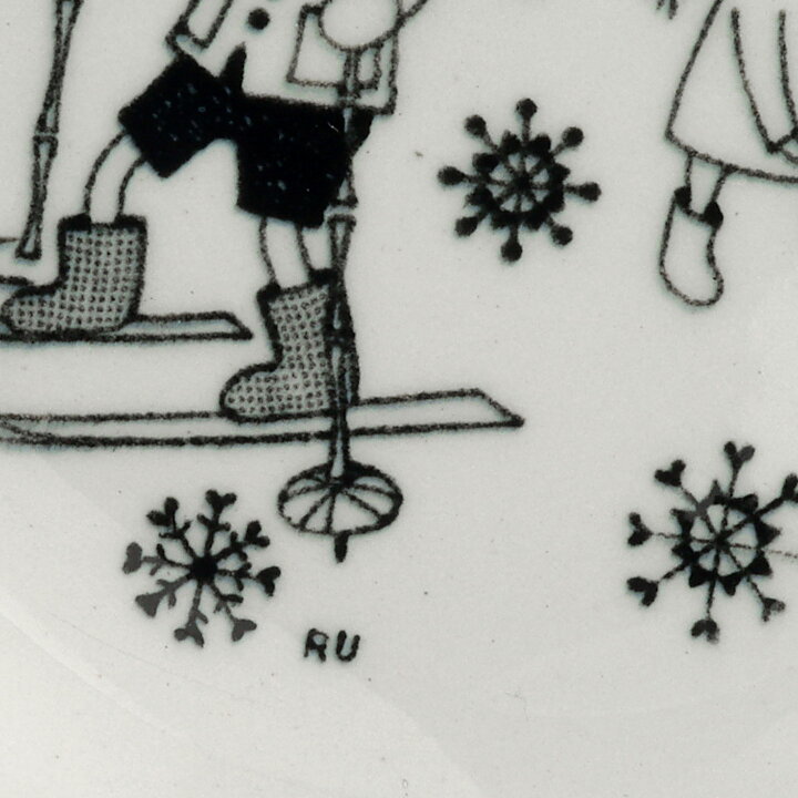 Raija Uosikkinen (Harraste 1950s) Miniature Wall Plate with Siblings on a Winter Slope Motif 9 cm
