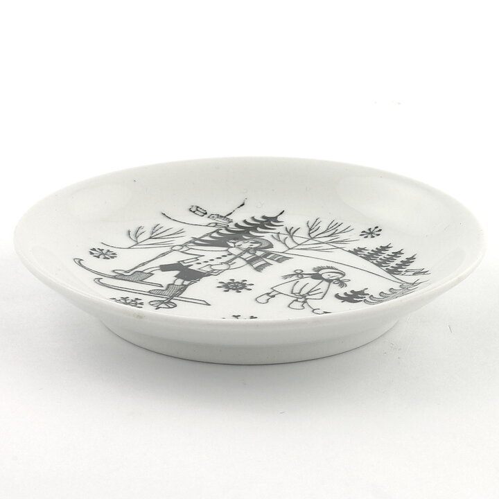 Raija Uosikkinen (Harraste 1950s) Miniature Wall Plate with Siblings on a Winter Slope Motif 9 cm