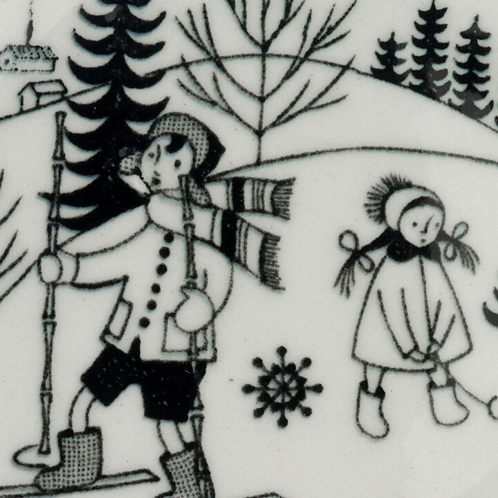 Raija Uosikkinen (Harraste 1950s) Miniature Wall Plate with Siblings on a Winter Slope Motif 9 cm