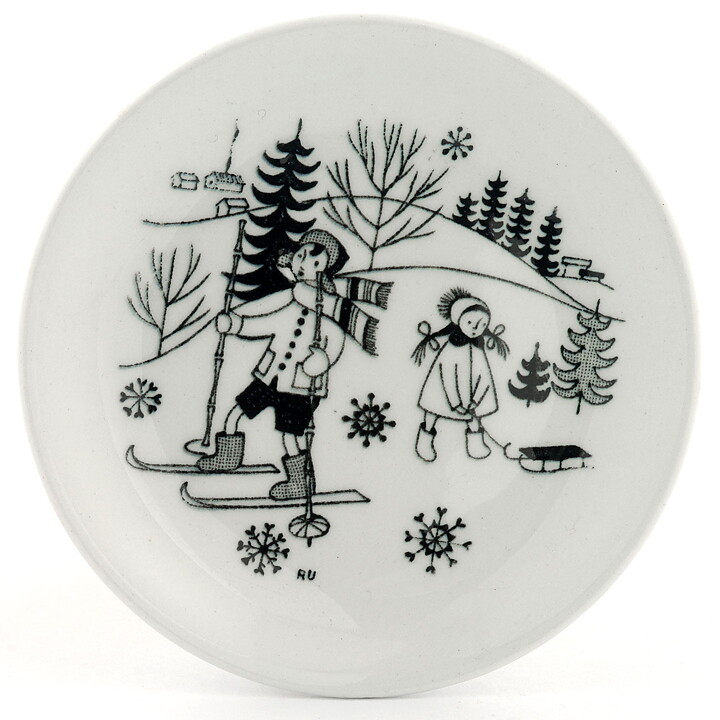 Raija Uosikkinen (Harraste 1950s) Miniature Wall Plate with Siblings on a Winter Slope Motif 9 cm