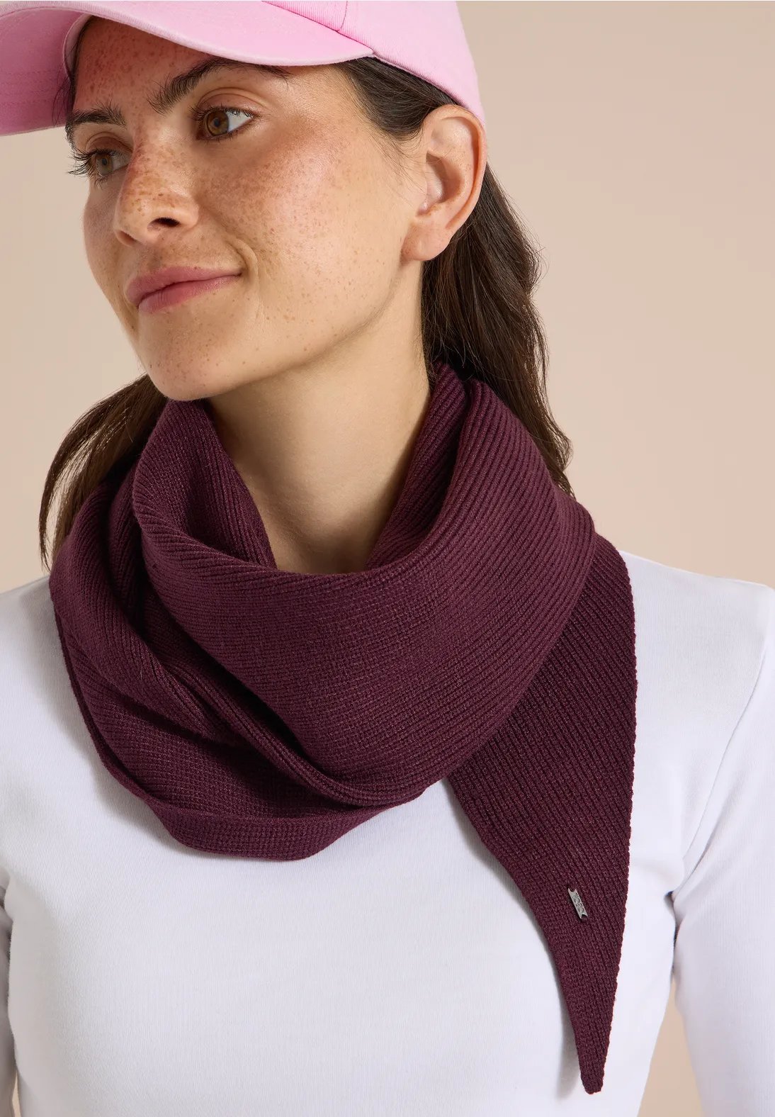 Small Knit Triangle - Berry Red - Cecil