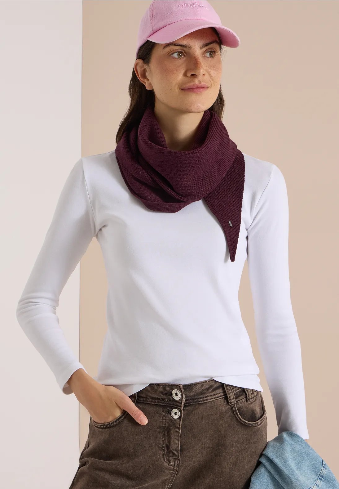 Small Knit Triangle - Berry Red - Cecil